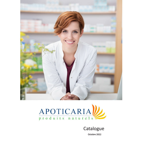 Couverture du catalogue Apoticaria produits naturels, avec une pharmacienne souriante et des étagères de produits de santé